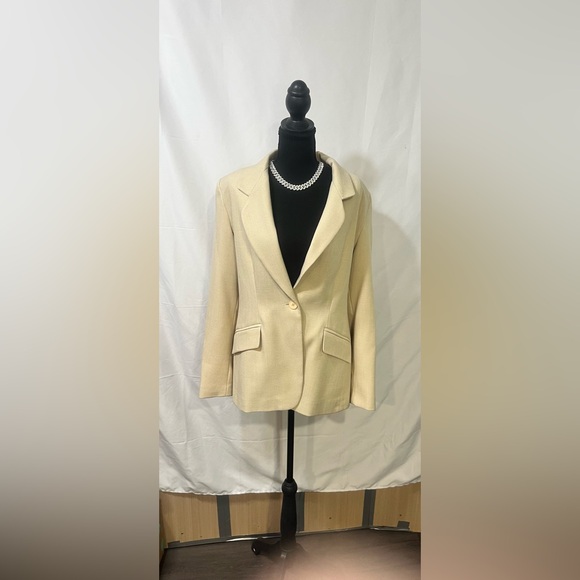 Chic Cream Women's Blazer - Picture 3 of 7